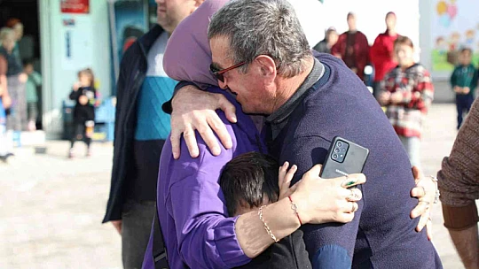 Rusya sınırından tahliye edilen ve 4 çocuğuna kavuşan Ahıska Türkü anne: 'Erdoğan babamdan Allah razı olsun'