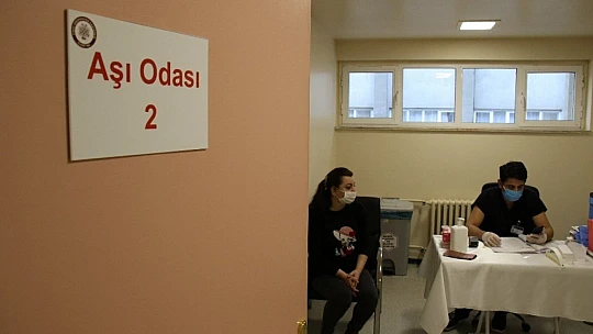 Sağlık çalışanlarına ikinci doz aşılama Elazığ'da başladı