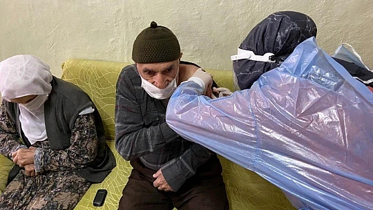 Sağlık ekipleri, karlı yolları aşarak, aşılama çalışmaları yapıyor