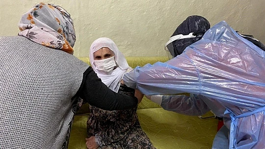 Sağlık ekipleri, karlı yolları aşarak, aşılama çalışmaları yapıyor