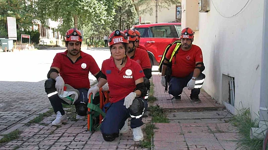 Sağlıkçılar bu kez arkadaşlarını kurtarmak için seferber oldu
