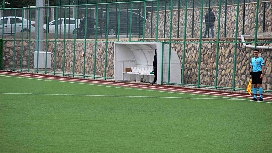 Sakatlanan kaleci, yedeği olmadığı için 65 dakika sahada kaldı