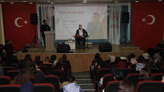 Sanatçı Metin Şentürk, üniversite öğrencilerini hem eğlendirdi hem de hayat tecrübelerini paylaştı