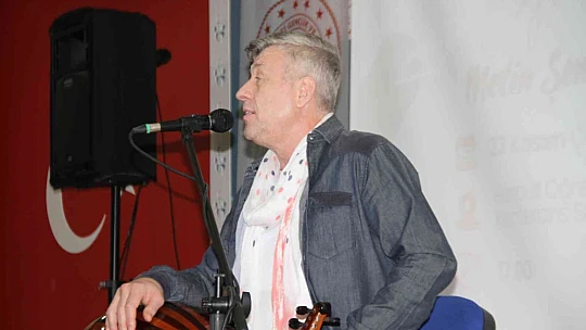 Sanatçı Metin Şentürk, üniversite öğrencilerini hem eğlendirdi hem de hayat tecrübelerini paylaştı