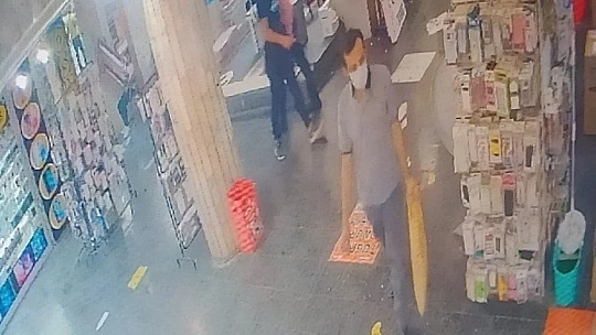 Cep telefonunu çalan hırsızın rahatlığı pes dedirtti