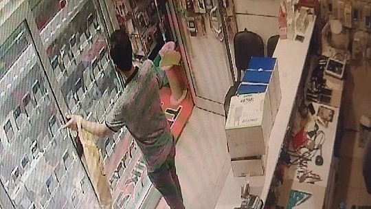 Cep telefonunu çalan hırsızın rahatlığı pes dedirtti