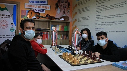 Satrançla hayata yeni hamle atmayı öğreniyorlar