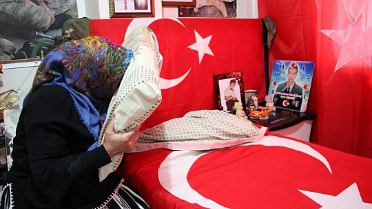 Şehit ailesi oğullarından kalan hatıraların kokusuyla yaşıyor