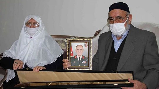 Şehit Korgeneral Osman Erbaş'ın hediyesine gözü gibi bakıyor