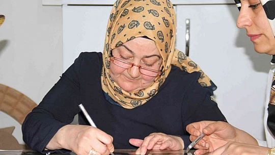 Şehit oğlunun fotoğrafını yapmak için rölyef sanatına başladı