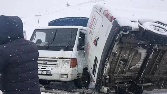 Servis aracı önce pikapla çarpıştı ardından yan yattı