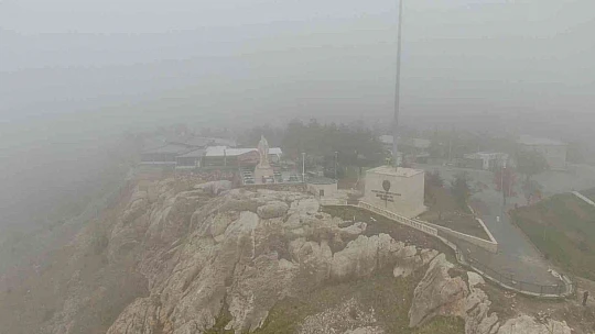 Sıcaklıkların düştüğü Elazığ'ı sis teslim aldı