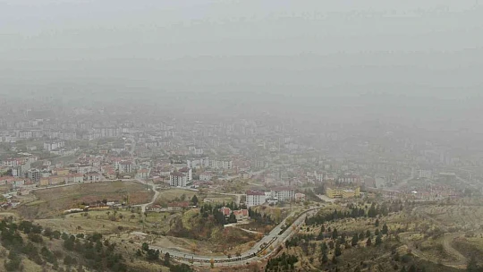 Sıcaklıkların düştüğü Elazığ'ı sis teslim aldı