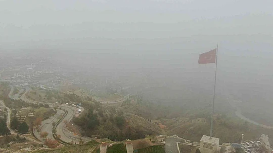 Sıcaklıkların düştüğü Elazığ'ı sis teslim aldı