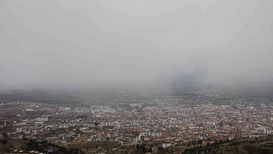 Sıcaklıkların düştüğü Elazığ'ı sis teslim aldı