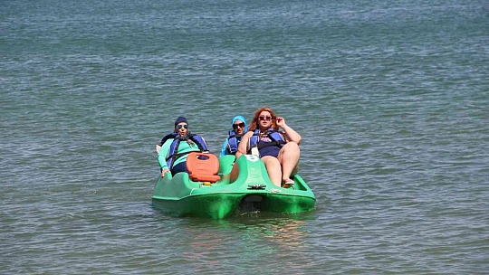 Sıcaktan bunalanlar Hazar Gölü'ne akın etti, plajlar Ege ve Akdeniz'i aratmadı
