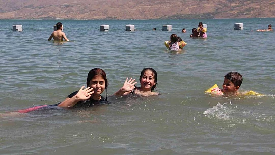 Sıcaktan bunalanlar Hazar Gölü'ne akın etti, plajlar Ege ve Akdeniz'i aratmadı