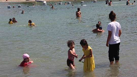 Sıcaktan bunalanlar Hazar Gölü'ne akın etti, plajlar Ege ve Akdeniz'i aratmadı
