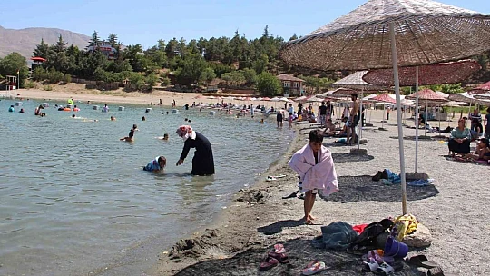 Sıcaktan bunalanlar Hazar Gölü'ne akın etti, plajlar Ege ve Akdeniz'i aratmadı