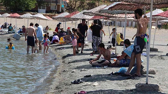 Sıcaktan bunalanlar Hazar Gölü'ne akın etti, plajlar Ege ve Akdeniz'i aratmadı