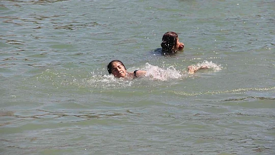 Sıcaktan bunalanlar Hazar Gölü'ne akın etti, plajlar Ege ve Akdeniz'i aratmadı