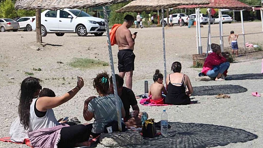 Sıcaktan bunalanlar Hazar Gölü'ne akın etti, plajlar Ege ve Akdeniz'i aratmadı