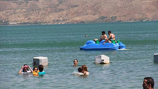 Sıcaktan bunalanlar Hazar Gölü'ne akın etti, plajlar Ege ve Akdeniz'i aratmadı