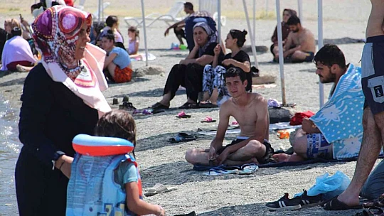 Sıcaktan bunalanlar Hazar Gölü'ne akın etti, plajlar Ege ve Akdeniz'i aratmadı