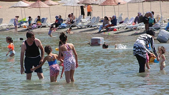 Sıcaktan bunalanlar Hazar Gölü'ne akın etti, plajlar Ege ve Akdeniz'i aratmadı