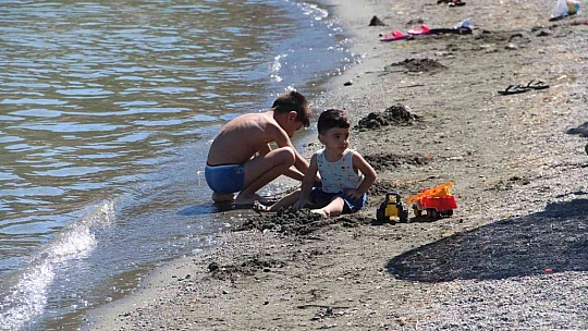 Sıcaktan bunalanlar Hazar Gölü'ne akın etti