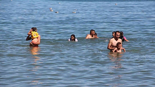 Sıcaktan bunalanlar Hazar Gölü'ne akın etti