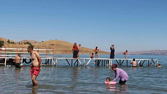 Sıcaktan bunalanlar Hazar Gölü'ne akın etti