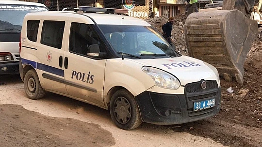 Silahla oynarken kendini vurdu