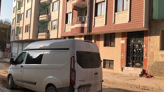 Silahla oynarken kendini vurdu