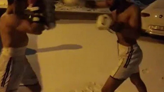 Soğuğa aldırmadan giysilerini çıkartıp kick boks yaptılar