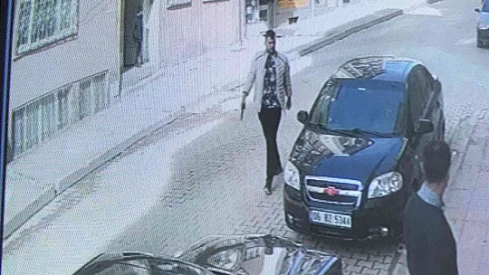 Sokak ortasında kurusıkı tabancanın dipçiğiyle 2 kardeşi darp etti, o anlar kameralara yansıdı