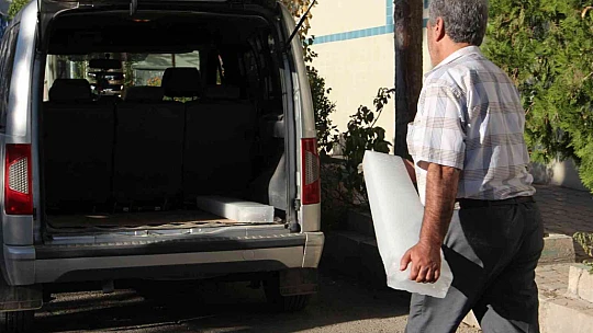 Sokaktaki rengarenk buz kalıplarını görenler şaşkınlığını gizleyemedi
