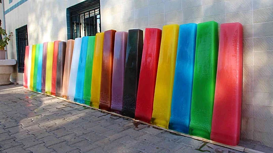 Sokaktaki rengarenk buz kalıplarını görenler şaşkınlığını gizleyemedi