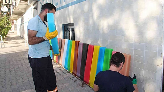 Sokaktaki rengarenk buz kalıplarını görenler şaşkınlığını gizleyemedi