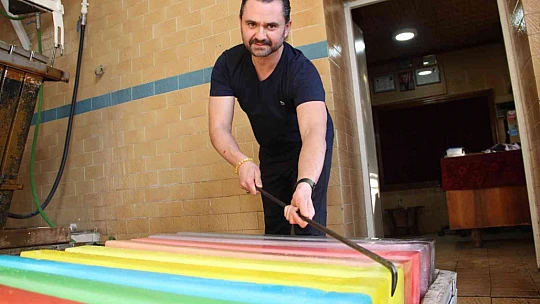 Sokaktaki rengarenk buz kalıplarını görenler şaşkınlığını gizleyemedi