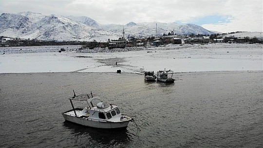 Suların çekildiği şirin köy karla eşsiz manzaraya büründü