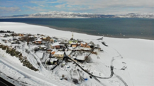 Suların çekildiği şirin köy karla eşsiz manzaraya büründü
