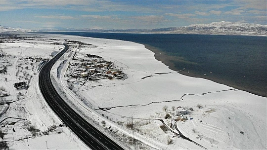 Suların çekildiği şirin köy karla eşsiz manzaraya büründü