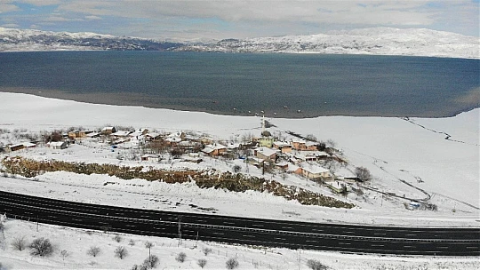 Suların çekildiği şirin köy karla eşsiz manzaraya büründü