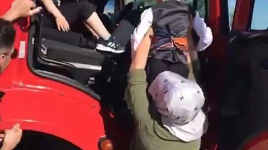 Sünnet olan iki kardeşe, itfaiye ekiplerinden sürpriz