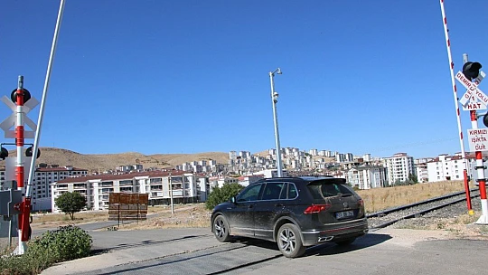 Sürücülerin aldığı riskler hemzenin geçitlerde kazaya neden oluyor