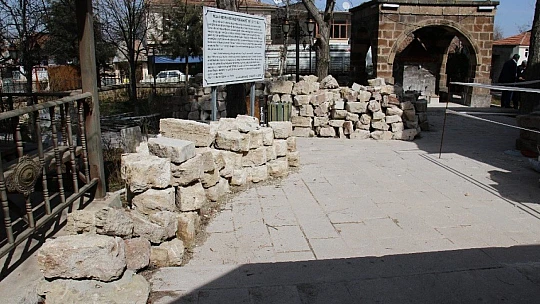 Tam 386 yıllık, 4.Murat'ın yaptırdığı caminin minaresi söküldü