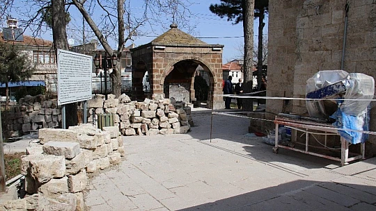 Tam 386 yıllık, 4.Murat'ın yaptırdığı caminin minaresi söküldü