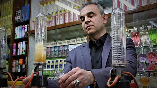 Tarih kokan kolonya dükkanında 41 yıldır Türkiye'ye koku üretiyor