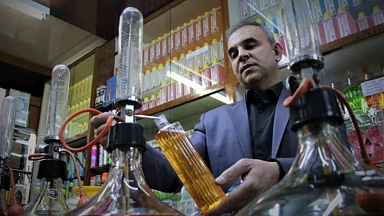 Tarih kokan kolonya dükkanında 41 yıldır Türkiye'ye koku üretiyor